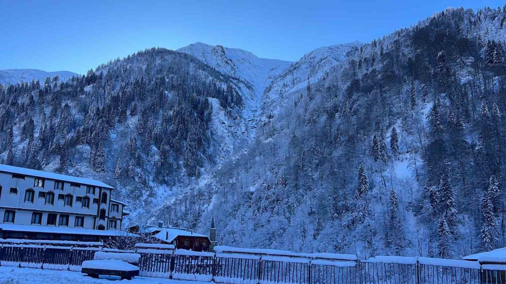 ÇAMLIHEMŞİN AYDER YAYLASI KARLARLA KAPLANDI , MANZARA GÖRENLERİ BÜYÜLEDİ