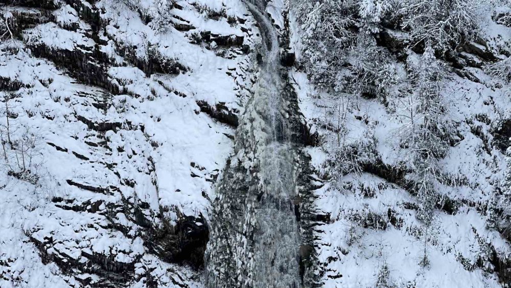 ÇAMLIHEMŞİN AYDER YAYLASI KARLARLA KAPLANDI , MANZARA GÖRENLERİ BÜYÜLEDİ