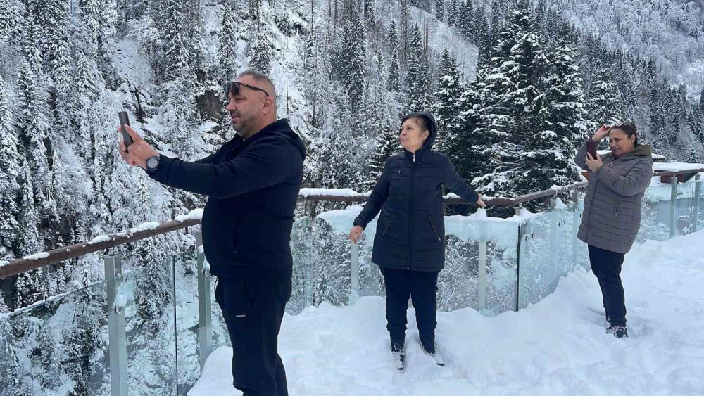 ÇAMLIHEMŞİN AYDER YAYLASI KARLARLA KAPLANDI , MANZARA GÖRENLERİ BÜYÜLEDİ