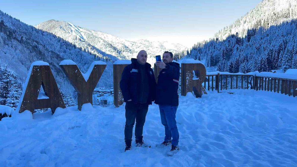 ÇAMLIHEMŞİN AYDER YAYLASI KARLARLA KAPLANDI , MANZARA GÖRENLERİ BÜYÜLEDİ