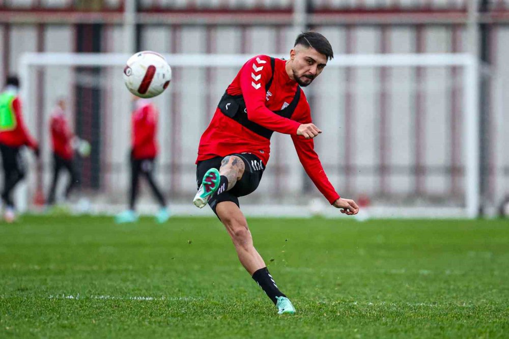 TRENDYOL SÜPER LİG'İN ALT SIRALARINDA BULUNAN SAMSUNSPOR, AYNI PUANDAKİ RAKİBİ KONYASPOR MÜCADELESİNE 5 EKSİKLE HAZIRLANIYOR