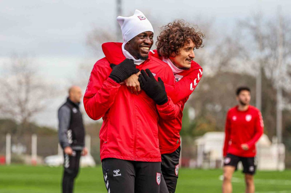 TRENDYOL SÜPER LİG'İN ALT SIRALARINDA BULUNAN SAMSUNSPOR, AYNI PUANDAKİ RAKİBİ KONYASPOR MÜCADELESİNE 5 EKSİKLE HAZIRLANIYOR