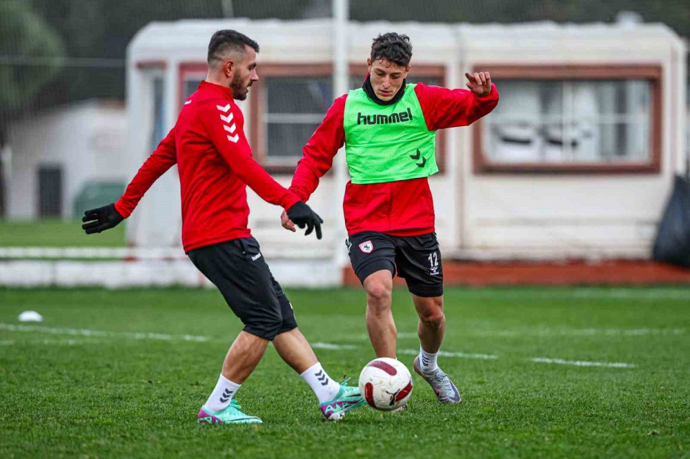 TRENDYOL SÜPER LİG'İN ALT SIRALARINDA BULUNAN SAMSUNSPOR, AYNI PUANDAKİ RAKİBİ KONYASPOR MÜCADELESİNE 5 EKSİKLE HAZIRLANIYOR
