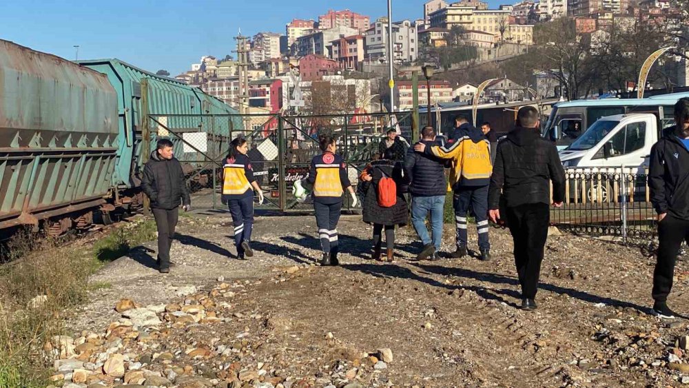 ZONGULDAK'TA, İÇİNDE ÜÇ KİŞİLİK BİR AİLENİN BULUNDUĞU OTOMOBİL, TRENİN ÇARPMASI SONUCU 30 METRE SÜRÜKLENEREK KAZA GEÇİRDİ. NEYSE Kİ, AİLE KAZA SONRASINDA HAFİF YARALI BİR ŞEKİLDE KURTULDU