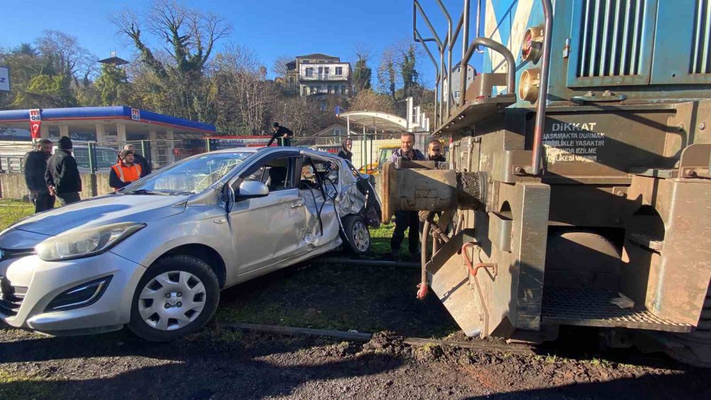 ZONGULDAK'TA, İÇİNDE ÜÇ KİŞİLİK BİR AİLENİN BULUNDUĞU OTOMOBİL, TRENİN ÇARPMASI SONUCU 30 METRE SÜRÜKLENEREK KAZA GEÇİRDİ. NEYSE Kİ, AİLE KAZA SONRASINDA HAFİF YARALI BİR ŞEKİLDE KURTULDU