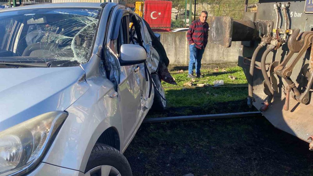 ZONGULDAK'TA, İÇİNDE ÜÇ KİŞİLİK BİR AİLENİN BULUNDUĞU OTOMOBİL, TRENİN ÇARPMASI SONUCU 30 METRE SÜRÜKLENEREK KAZA GEÇİRDİ. NEYSE Kİ, AİLE KAZA SONRASINDA HAFİF YARALI BİR ŞEKİLDE KURTULDU
