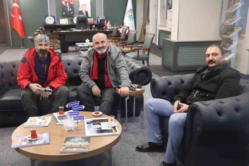 YUSUFELİ BARAJI NEDENİYLE SULAR ALTINDA KALAN İLÇEDE TURİZMİ CANLANDIRMAK VE YAMAÇ PARAŞÜTÜ SPORUNUN ALT YAPISINI OLUŞTURMAK AMACIYLA KEŞİF UÇUŞLARI YAPILDI