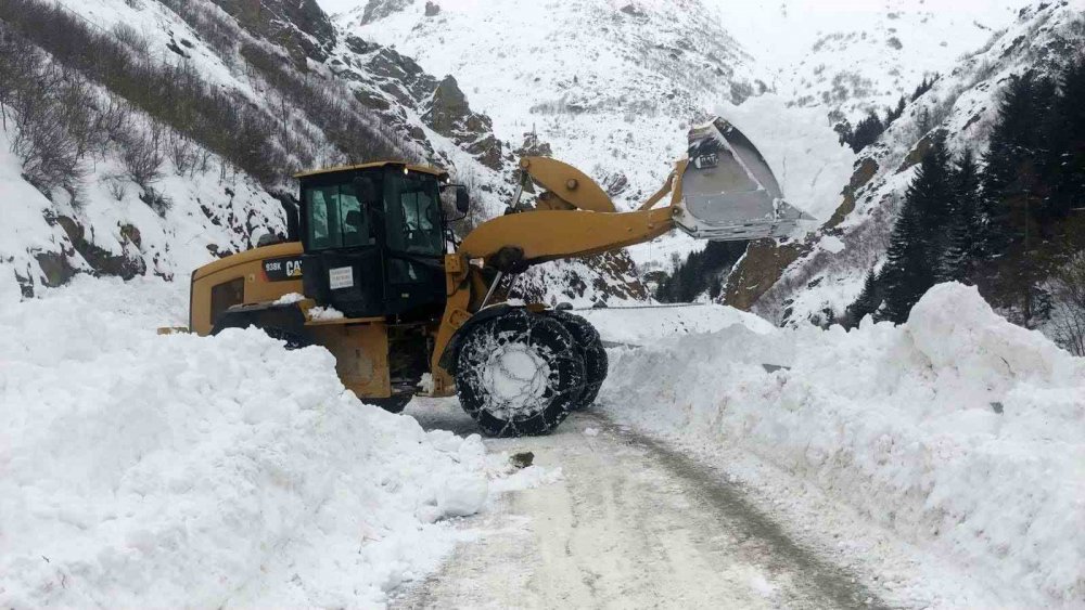 BAYBURT'UN YÜKSEK RAKIMLI BÖLGELERİ KARLA KAPLANDI: KARLA MÜCADELE DEVAM EDİYOR