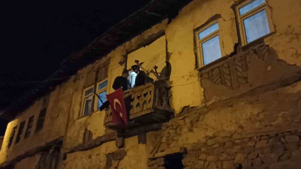IRAK'IN KUZEYİNDE BÖLÜCÜ TERÖR ÖRGÜTÜ MENSUPLARI TARAFINDAN YAPILAN SALDIRI SONUCUNDA ŞEHİT OLAN PİYADE SÖZLEŞMELİ ER YASİN KARACA'NIN (23) ŞEHADET HABERİ BABA OCAĞINA ULAŞTI