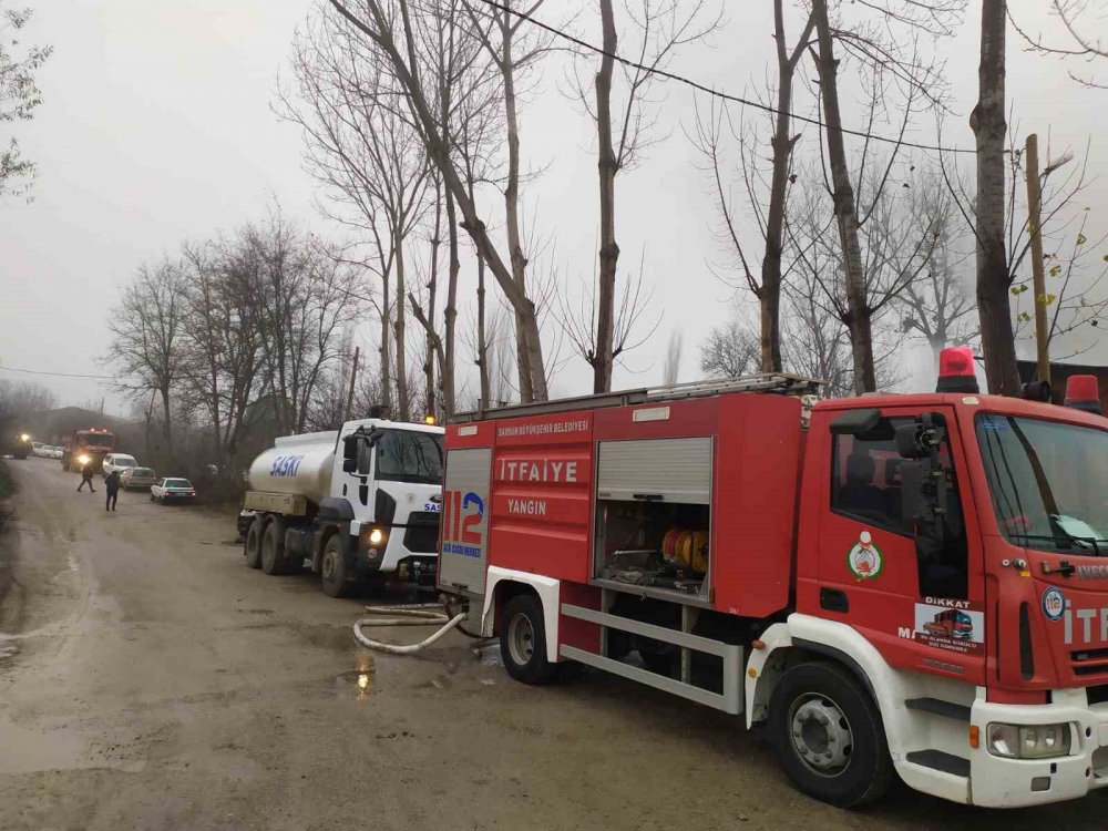 SAMSUN'UN VEZİRKÖPRÜ İLÇESİNDE BİR AHIRDA ÇIKAN YANGINDA 7 BÜYÜKBAŞ HAYVAN TELEF OLDU
