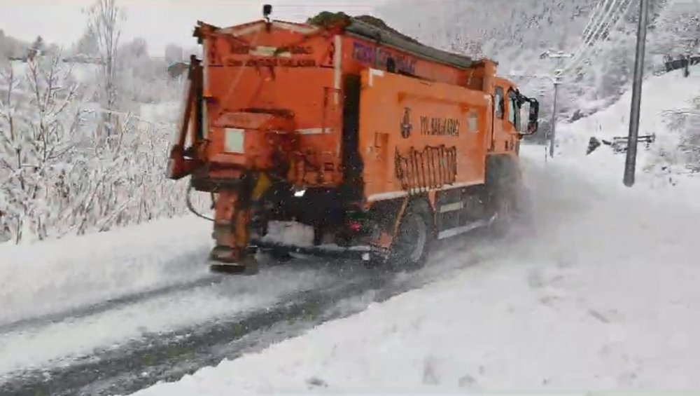 ARTVİN’DE ETKİLİ OLAN KAR YAĞIŞI VE HEYELAN NEDENİYLE 63 KÖY YOLU ULAŞIMA KAPANDI