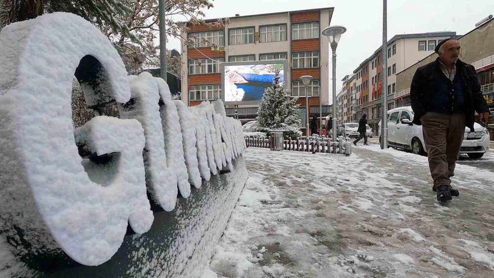 GÜMÜŞHANE’DE SABAH SAATLERİNDE BAŞLAYAN VE ÖĞLE SAATLERİNDE FIRTINAYLA ŞİDDETİNİ ARTTIRAN KAR YAĞIŞI HAYATI OLUMSUZ ETKİLEDİ