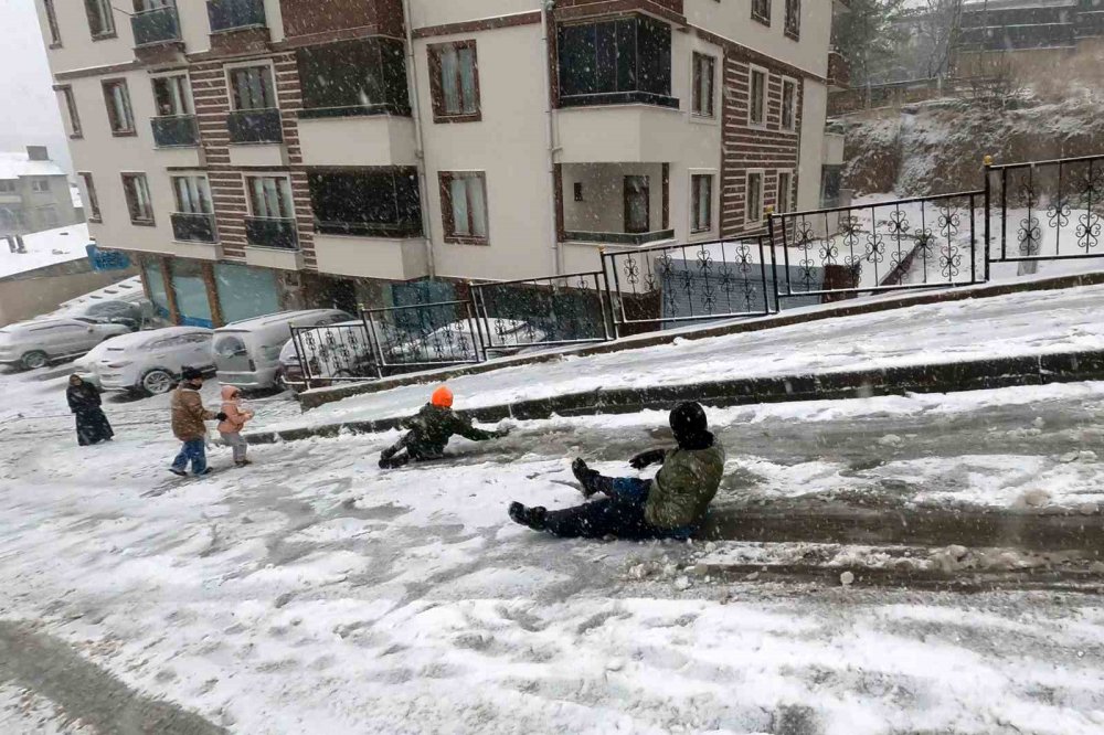 GÜMÜŞHANE’DE SABAH SAATLERİNDE BAŞLAYAN VE ÖĞLE SAATLERİNDE FIRTINAYLA ŞİDDETİNİ ARTTIRAN KAR YAĞIŞI HAYATI OLUMSUZ ETKİLEDİ