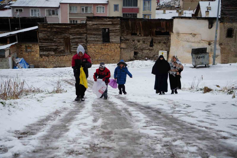 BAYBURT’TA KAR NEDENİYLE OKULLAR BUGÜN ( PAZARTESİ ) 1 GÜN TATİL EDİLDİ