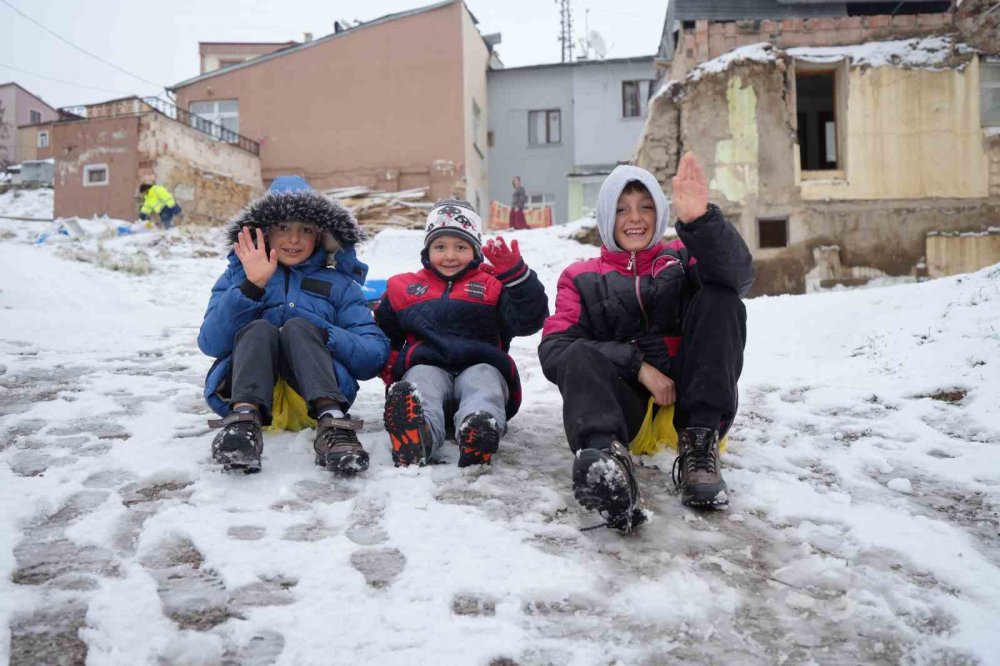 BAYBURT’TA KAR NEDENİYLE OKULLAR BUGÜN ( PAZARTESİ ) 1 GÜN TATİL EDİLDİ