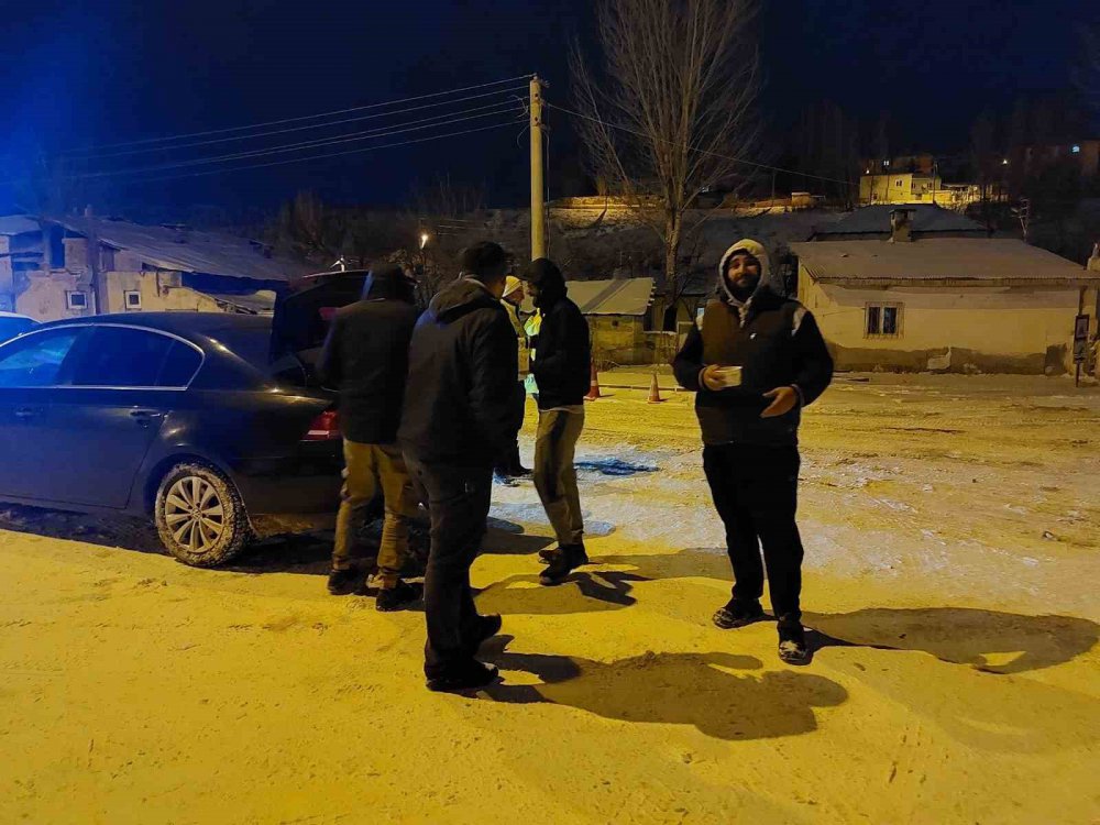 ERZURUM’UN AŞKALE İLÇESİNDE YOĞUN KAR YAĞIŞI NEDENİYLE ULAŞIMA KAPANAN YOLDA SÜRÜCÜ VE YOLCULARA ÇORBA İKRAM EDİLDİ