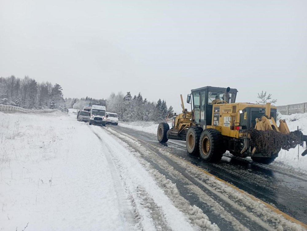 SAMSUN’DA KARLA MÜCADELE: KAPANAN 42 KIRSAL MAHALLE YOLU AÇILDI