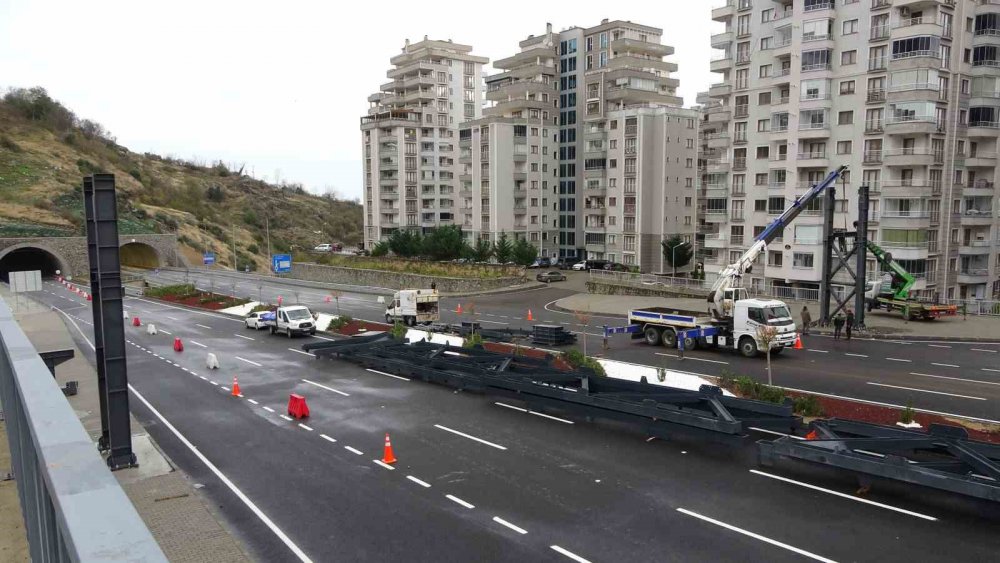 TRABZON KANUNİ BULVARI YOLU'NUN BOZTEPE TÜNELİ GİRİŞ-ÇIKIŞ YOLU ARAÇ TRAFİĞİNE GEÇTİĞİMİZ GÜNLERDE TRAFİĞE AÇILIRKEN, YAYALAR İÇİN TEHLİKE OLUŞTURAN TÜNEL ÇIKIŞINDAKİ NOKTAYA ÜST GEÇİT YAPILMAYA BAŞLANDI