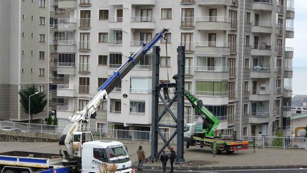 TRABZON KANUNİ BULVARI YOLU'NUN BOZTEPE TÜNELİ GİRİŞ-ÇIKIŞ YOLU ARAÇ TRAFİĞİNE GEÇTİĞİMİZ GÜNLERDE TRAFİĞE AÇILIRKEN, YAYALAR İÇİN TEHLİKE OLUŞTURAN TÜNEL ÇIKIŞINDAKİ NOKTAYA ÜST GEÇİT YAPILMAYA BAŞLANDI