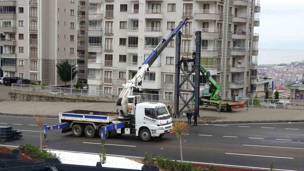 TRABZON KANUNİ BULVARI YOLU'NUN BOZTEPE TÜNELİ GİRİŞ-ÇIKIŞ YOLU ARAÇ TRAFİĞİNE GEÇTİĞİMİZ GÜNLERDE TRAFİĞE AÇILIRKEN, YAYALAR İÇİN TEHLİKE OLUŞTURAN TÜNEL ÇIKIŞINDAKİ NOKTAYA ÜST GEÇİT YAPILMAYA BAŞLANDI