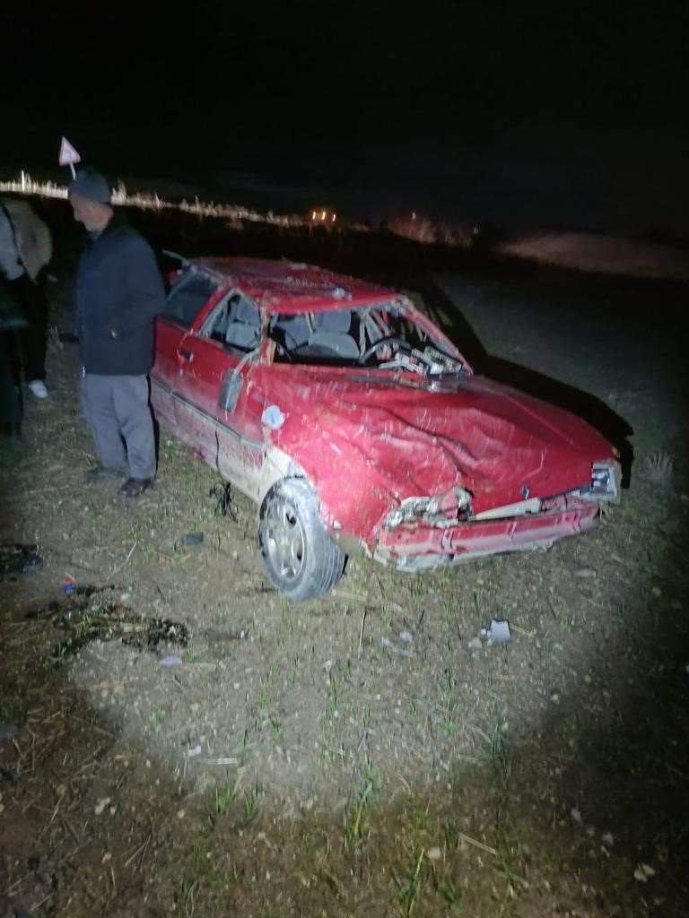 AMASYA'DA YOLDAN ÇIKARAK DEVRİLEN OTOMOBİLDEKİ 1 KİŞİ ÖLDÜ, SÜRÜCÜ İSE YARALANDI