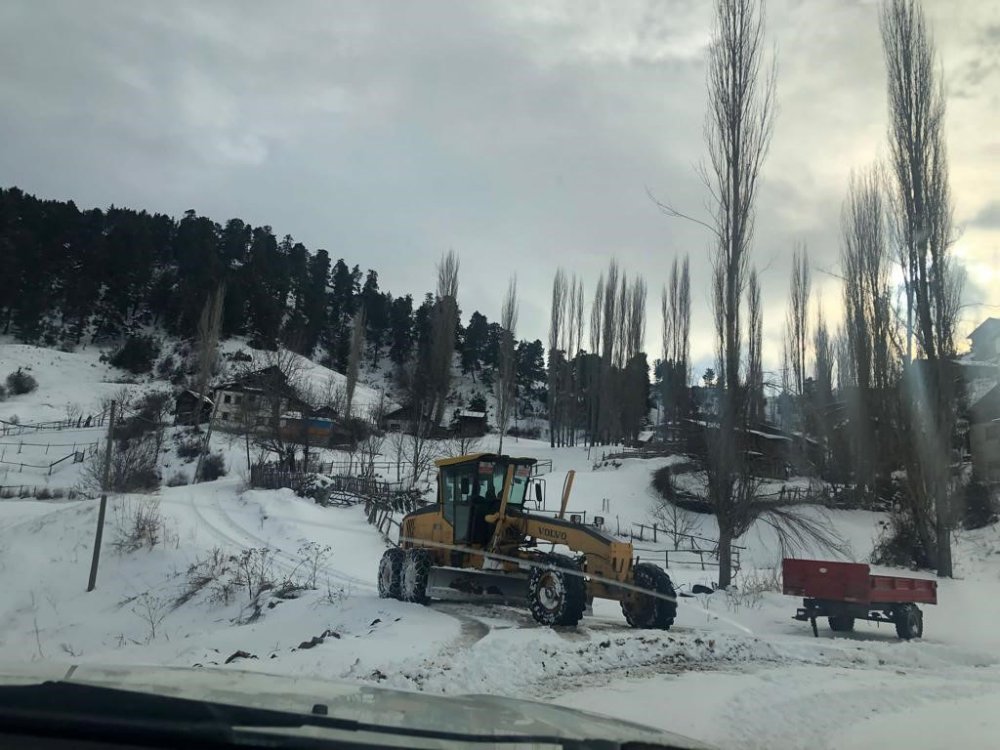 ARTVİN'DE ÖNCEKİ GÜN ETKİLİ OLAN KAR YAĞIŞI 73 KÖY YOLUNU ULAŞIMA KAPATIRKEN, EKİPLER YOL AÇMA ÇALIŞMASINI SÜRDÜRÜYOR