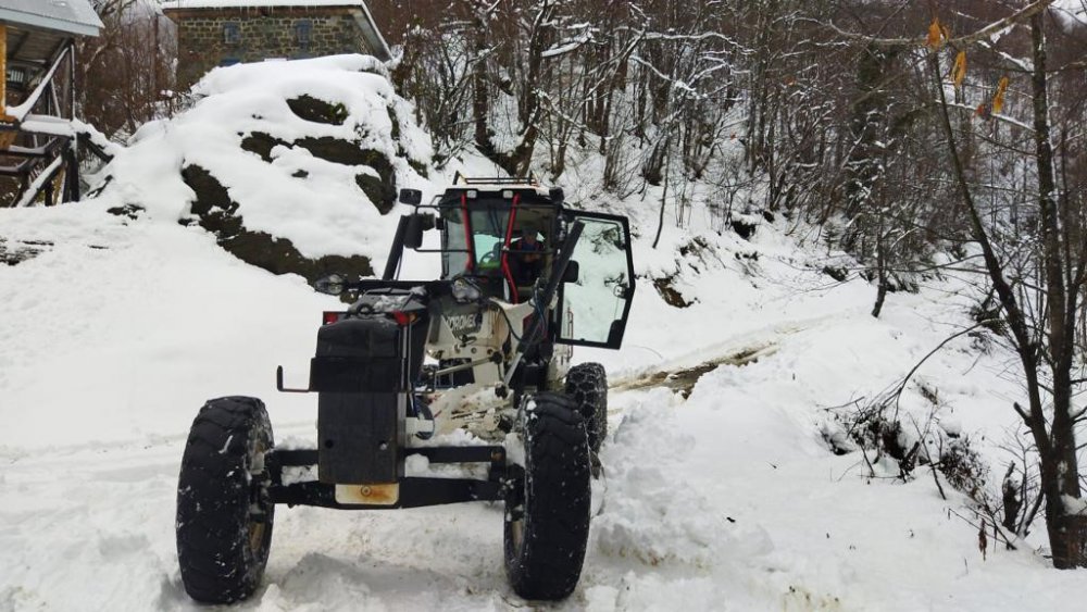 ARTVİN'DE ÖNCEKİ GÜN ETKİLİ OLAN KAR YAĞIŞI 73 KÖY YOLUNU ULAŞIMA KAPATIRKEN, EKİPLER YOL AÇMA ÇALIŞMASINI SÜRDÜRÜYOR