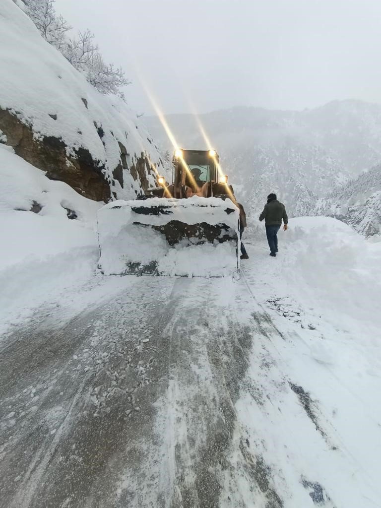 ARTVİN'DE ÖNCEKİ GÜN ETKİLİ OLAN KAR YAĞIŞI 73 KÖY YOLUNU ULAŞIMA KAPATIRKEN, EKİPLER YOL AÇMA ÇALIŞMASINI SÜRDÜRÜYOR