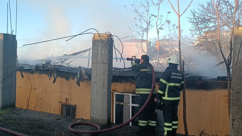 KOCAELİ'NİN GEBZE İLÇESİNDE ALEV ALEV YANAN BİR GECEKONDU KULLANILMAZ HALE GELDİ