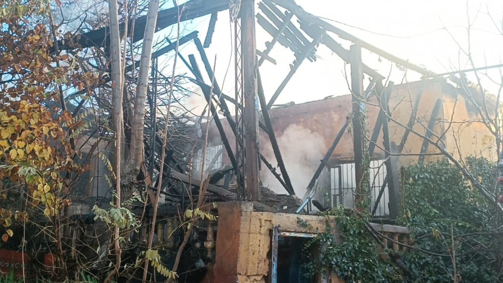 KOCAELİ'NİN GEBZE İLÇESİNDE ALEV ALEV YANAN BİR GECEKONDU KULLANILMAZ HALE GELDİ