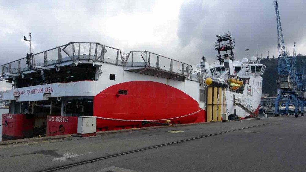 RİZE'NİN ÇAYELİ İLÇESİ AÇIKLARINDA PETROL SIZINTISI TESPİT EDİLMESİNDEN SONRA TRABZON LİMANINDA DEMİRLİ OLAN BARBAROS PETROL SEFERİ İÇİN GÜN SAYIYOR