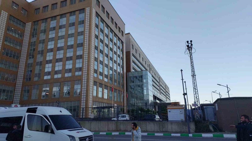 ÇAYKUR'UN 100. YIL ÇAY PAKETLEME FABRİKASI'NDA VARDİYALI ÇALIŞAN İŞÇİLER, SÜREKLİ YILIN AYNI DÖNEMİNDE ÇALIŞTIRILMALARINA TEPKİ GÖSTEREREK ÇALIŞMA DÖNEMLERİNİN DÜZELTİLMESİNİ TALEP ETTİ