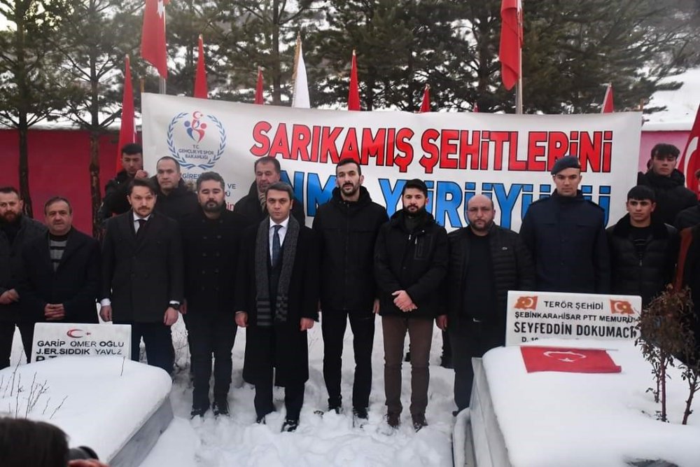 GİRESUN'UN ALUCRA İLÇESİNDE SARIKAMIŞ VE PENÇE KİLİT HAREKATI'NDA ŞEHİT OLAN ASKERLER İÇİN YÜRÜYÜŞ YAPILIP DUA EDİLDİ