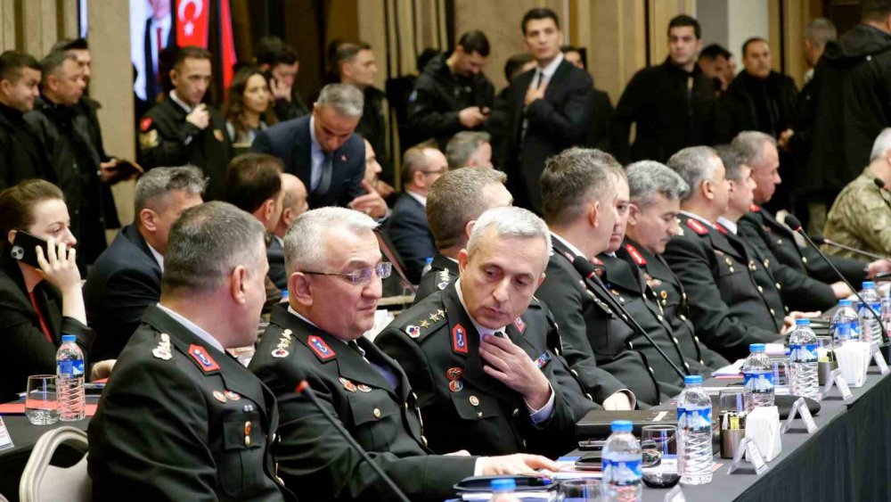 İKİNCİ BÖLGE DÜZENSİZ GÖÇLE MÜCADELE KOORDİNASYON TOPLANTISI, ERZURUM VALİLİĞİNİN KOORDİNESİNDE, RİZE VALİSİ İHSAN SELİM BAYDAŞ’INDA KATILDIĞI 14 İL VALİSİNİNİN KATILIMIYLA GERÇEKLEŞTİ