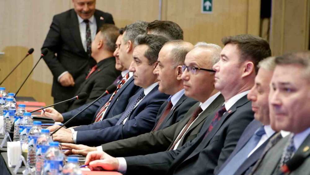 İKİNCİ BÖLGE DÜZENSİZ GÖÇLE MÜCADELE KOORDİNASYON TOPLANTISI, ERZURUM VALİLİĞİNİN KOORDİNESİNDE, RİZE VALİSİ İHSAN SELİM BAYDAŞ’INDA KATILDIĞI 14 İL VALİSİNİNİN KATILIMIYLA GERÇEKLEŞTİ