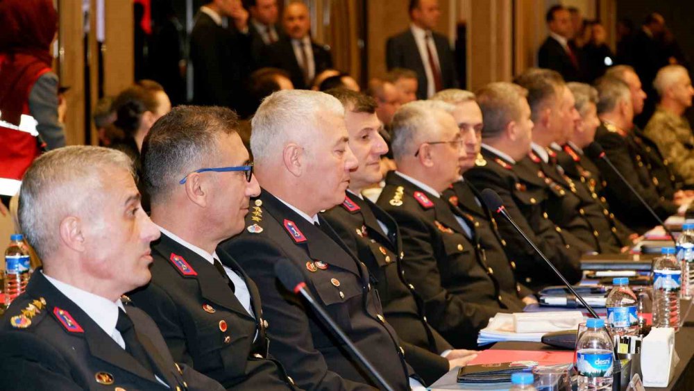 İKİNCİ BÖLGE DÜZENSİZ GÖÇLE MÜCADELE KOORDİNASYON TOPLANTISI, ERZURUM VALİLİĞİNİN KOORDİNESİNDE, RİZE VALİSİ İHSAN SELİM BAYDAŞ’INDA KATILDIĞI 14 İL VALİSİNİNİN KATILIMIYLA GERÇEKLEŞTİ