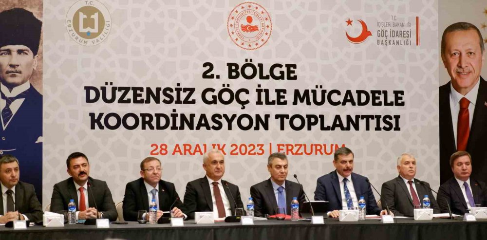 İKİNCİ BÖLGE DÜZENSİZ GÖÇLE MÜCADELE KOORDİNASYON TOPLANTISI, ERZURUM VALİLİĞİNİN KOORDİNESİNDE, RİZE VALİSİ İHSAN SELİM BAYDAŞ’INDA KATILDIĞI 14 İL VALİSİNİNİN KATILIMIYLA GERÇEKLEŞTİ