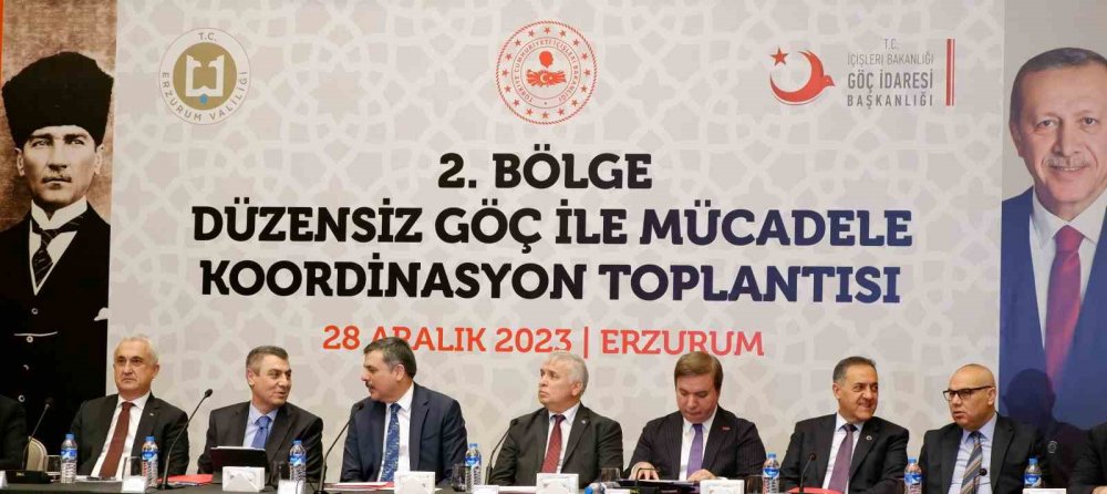 İKİNCİ BÖLGE DÜZENSİZ GÖÇLE MÜCADELE KOORDİNASYON TOPLANTISI, ERZURUM VALİLİĞİNİN KOORDİNESİNDE, RİZE VALİSİ İHSAN SELİM BAYDAŞ’INDA KATILDIĞI 14 İL VALİSİNİNİN KATILIMIYLA GERÇEKLEŞTİ