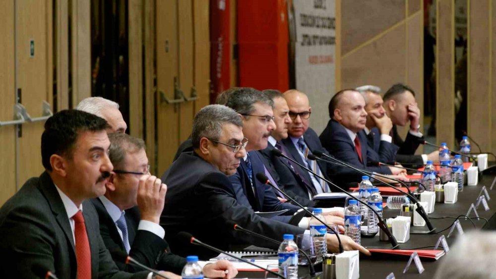 İKİNCİ BÖLGE DÜZENSİZ GÖÇLE MÜCADELE KOORDİNASYON TOPLANTISI, ERZURUM VALİLİĞİNİN KOORDİNESİNDE, RİZE VALİSİ İHSAN SELİM BAYDAŞ’INDA KATILDIĞI 14 İL VALİSİNİNİN KATILIMIYLA GERÇEKLEŞTİ