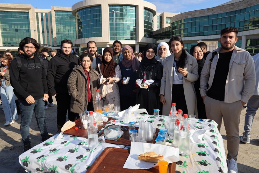 ORDU ÜNİVERSİTESİ CUMHURİYET YERLEŞKESİ'NDE ÖĞRENCİLERE YAKLAŞIK 1 TON HAMSİ İKRAMI YAPILDI