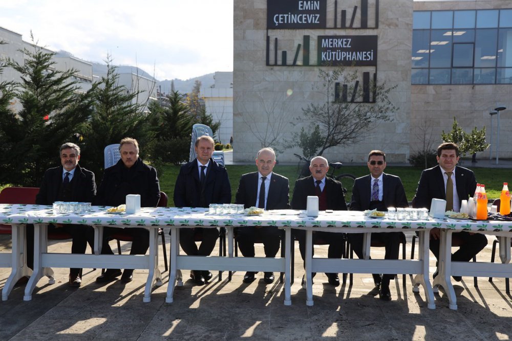 ORDU ÜNİVERSİTESİ CUMHURİYET YERLEŞKESİ'NDE ÖĞRENCİLERE YAKLAŞIK 1 TON HAMSİ İKRAMI YAPILDI