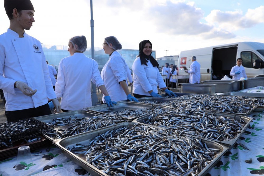ORDU ÜNİVERSİTESİ CUMHURİYET YERLEŞKESİ'NDE ÖĞRENCİLERE YAKLAŞIK 1 TON HAMSİ İKRAMI YAPILDI