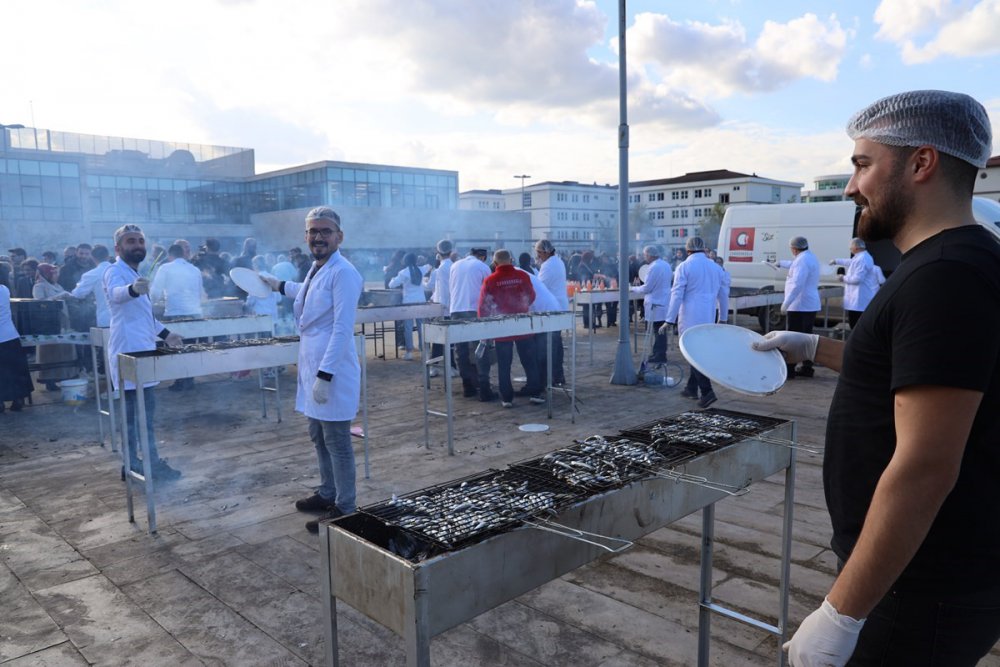 ORDU ÜNİVERSİTESİ CUMHURİYET YERLEŞKESİ'NDE ÖĞRENCİLERE YAKLAŞIK 1 TON HAMSİ İKRAMI YAPILDI