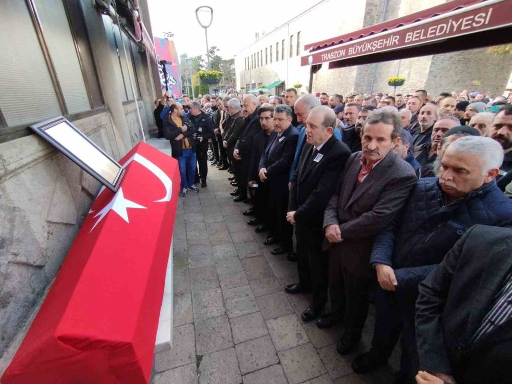 TEDAVİ GÖRDÜĞÜ HASTANEDE DÜN HAYATINI KAYBEDEN TRABZON ESKİ BELEDİYE BAŞKANLARINDAN NİYAZİ SÜRMEN İÇİN BUGÜN SON YOLCULUĞUNA UĞURLANDI