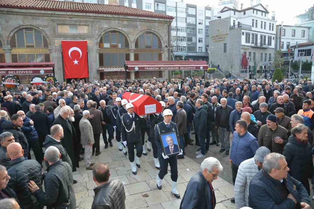 TEDAVİ GÖRDÜĞÜ HASTANEDE DÜN HAYATINI KAYBEDEN TRABZON ESKİ BELEDİYE BAŞKANLARINDAN NİYAZİ SÜRMEN İÇİN BUGÜN SON YOLCULUĞUNA UĞURLANDI
