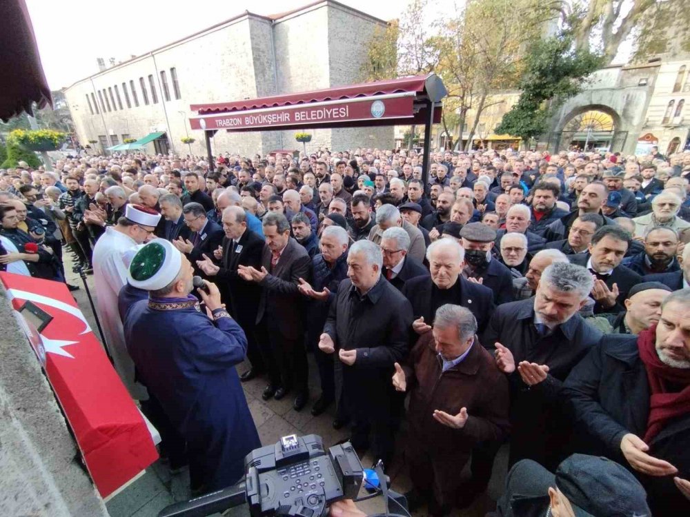 TEDAVİ GÖRDÜĞÜ HASTANEDE DÜN HAYATINI KAYBEDEN TRABZON ESKİ BELEDİYE BAŞKANLARINDAN NİYAZİ SÜRMEN İÇİN BUGÜN SON YOLCULUĞUNA UĞURLANDI