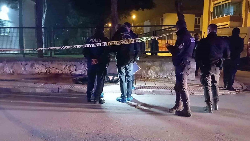 ÇORUM'DA YABANCI UYRUKLU 25 YAŞINDAKİ GENÇ KALDIRIMDA ÖLÜ BULUNDU