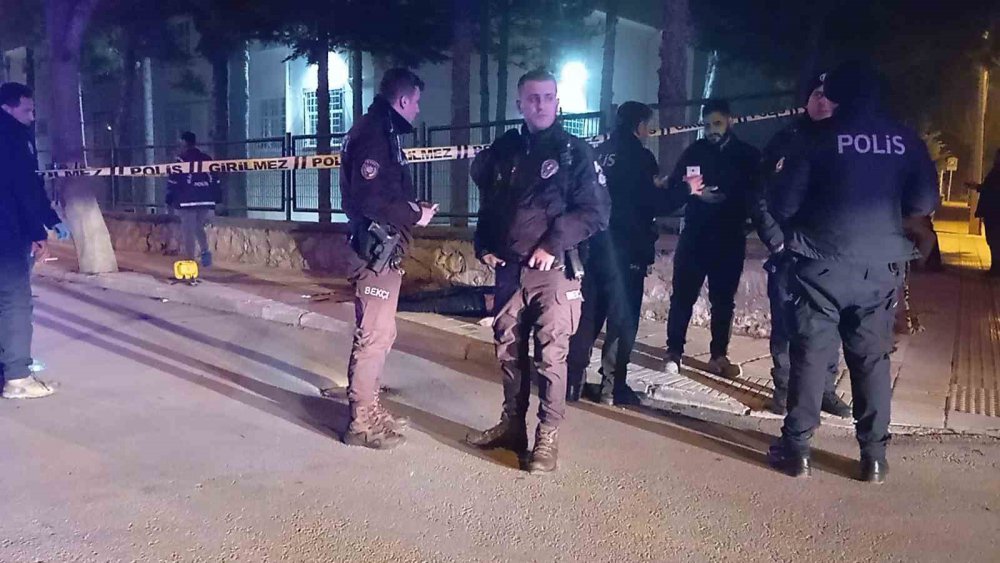 ÇORUM'DA YABANCI UYRUKLU 25 YAŞINDAKİ GENÇ KALDIRIMDA ÖLÜ BULUNDU