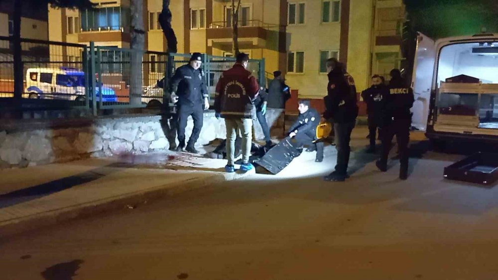 ÇORUM'DA YABANCI UYRUKLU 25 YAŞINDAKİ GENÇ KALDIRIMDA ÖLÜ BULUNDU