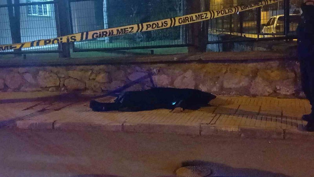 ÇORUM'DA YABANCI UYRUKLU 25 YAŞINDAKİ GENÇ KALDIRIMDA ÖLÜ BULUNDU
